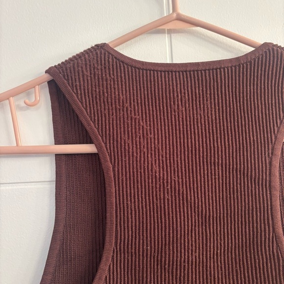 Aritzia Babaton Cropped Knit Tank Top Ribbed Burgundy Size M Minimalist - Picture 4 of 5